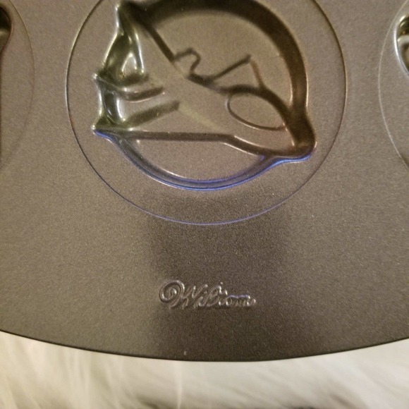 Wilton Race Car Cake Pan 12 Baking Molds - Picture 2 of 3